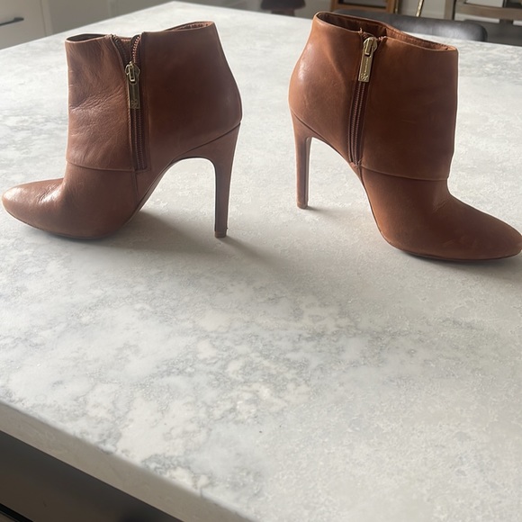 Size 7 Jessica Simpson tan leather bootie - Picture 2 of 3